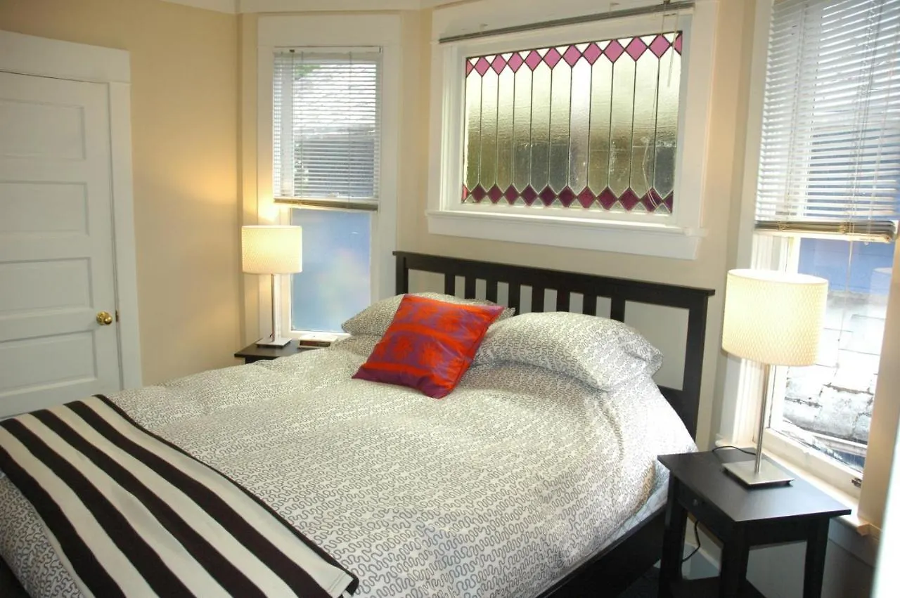 Douglas Guest House Vancouver Bed & Breakfast