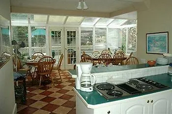 *** Bed & Breakfast Douglas Guest House Vancouver Canada